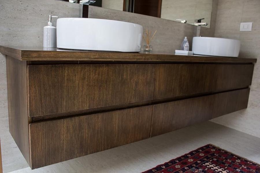 Vanitorio flotante de madera con doble lavamanos