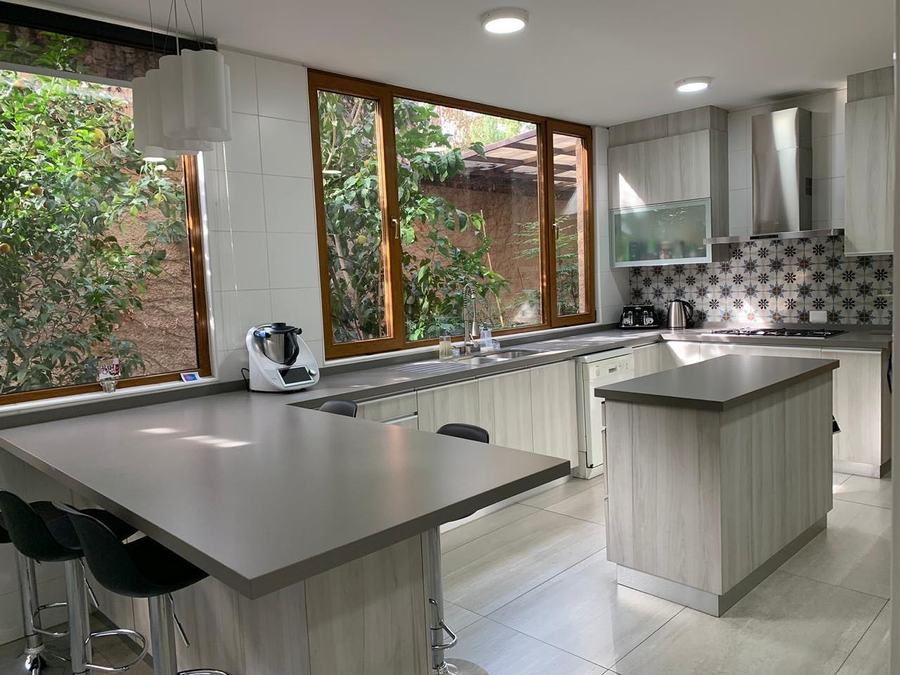 Cocina con isla y ventanal al jardín