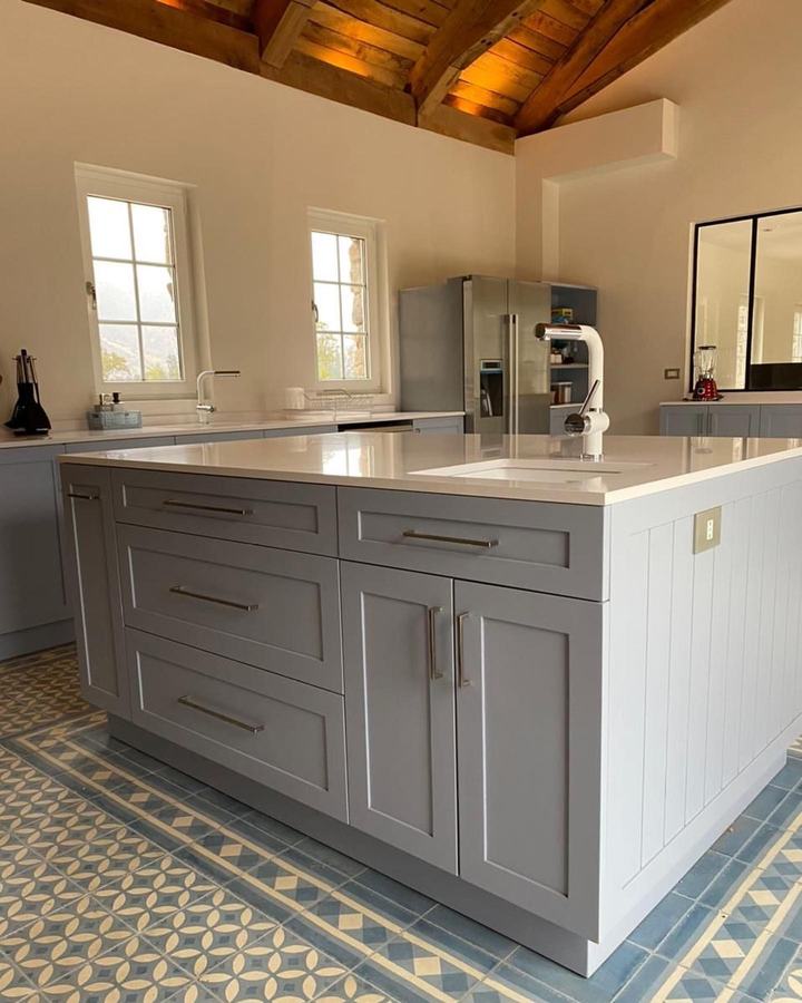Cocina con isla y techo de madera a dos aguas