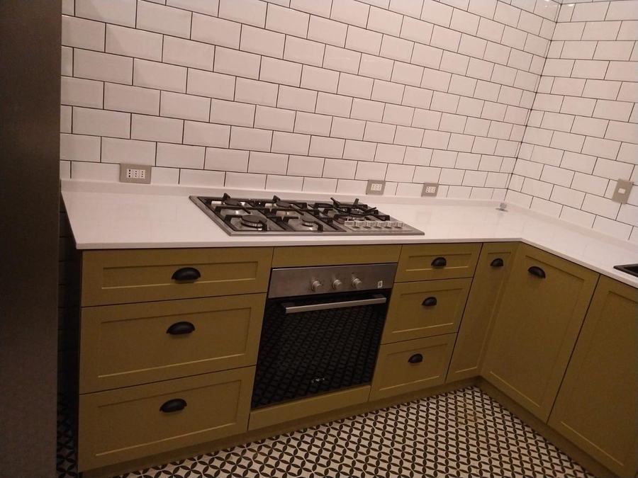 Cocina verde oliva con piso hexagonal