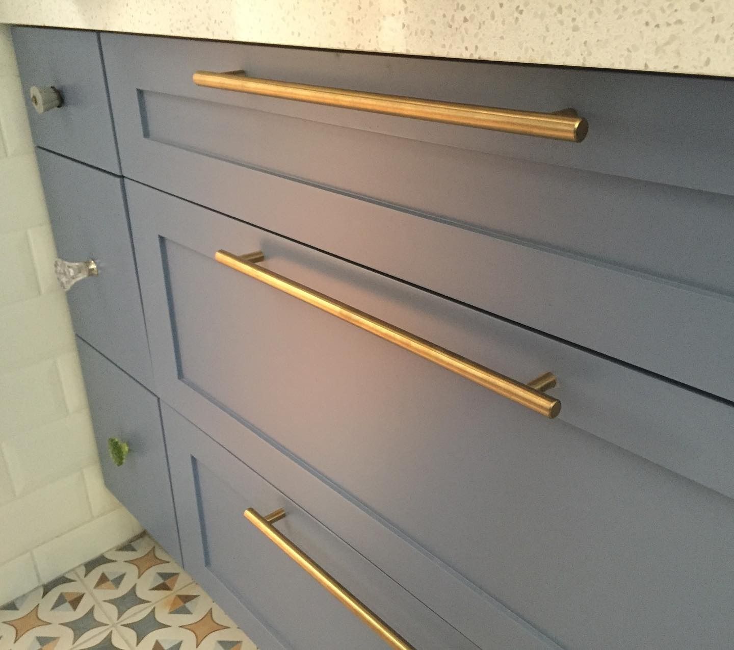Detalle de cajones azules con tiradores dorados