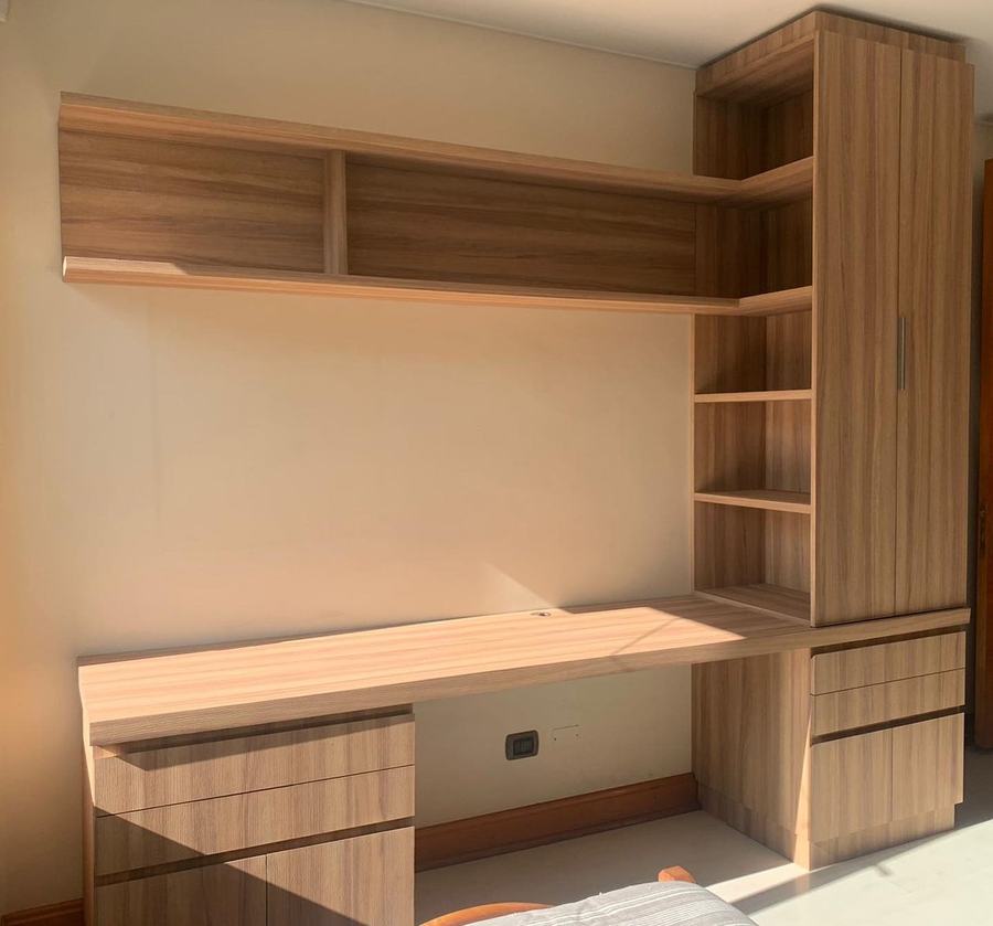 Escritorio y closet a medida en madera clara