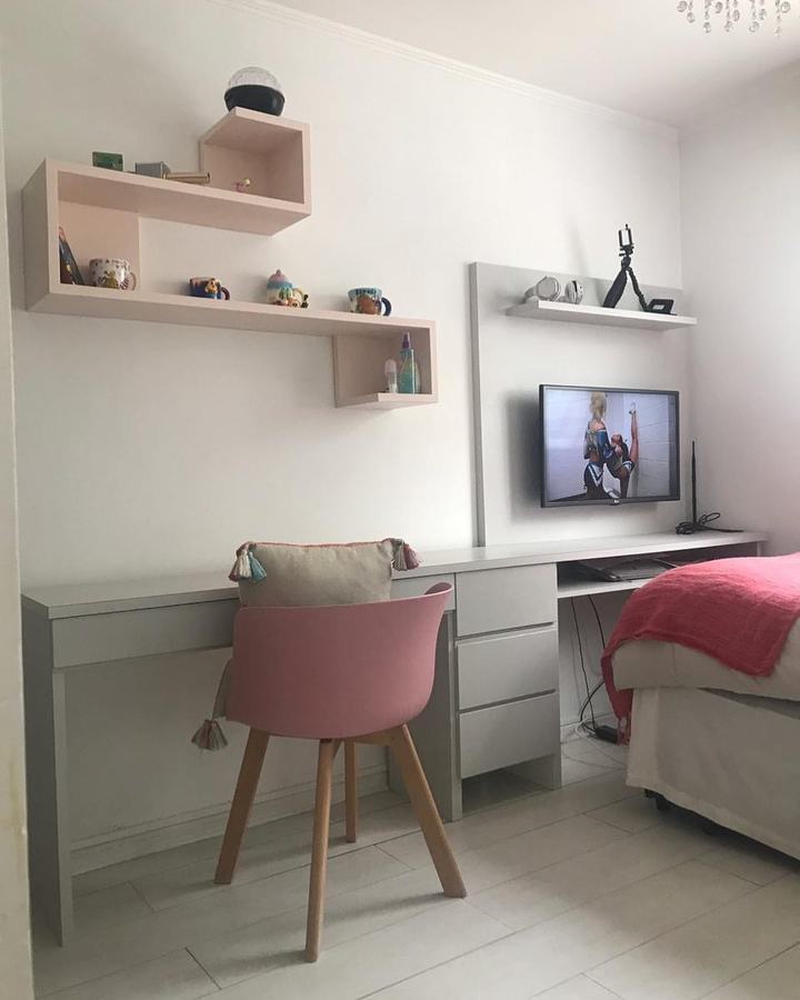 Escritorio y repisas a medida en dormitorio