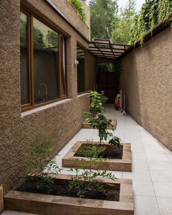 Patio con jardineras de madera y piedra