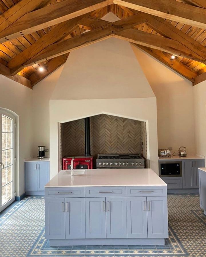 Quincho con horno, techo de madera a dos aguas